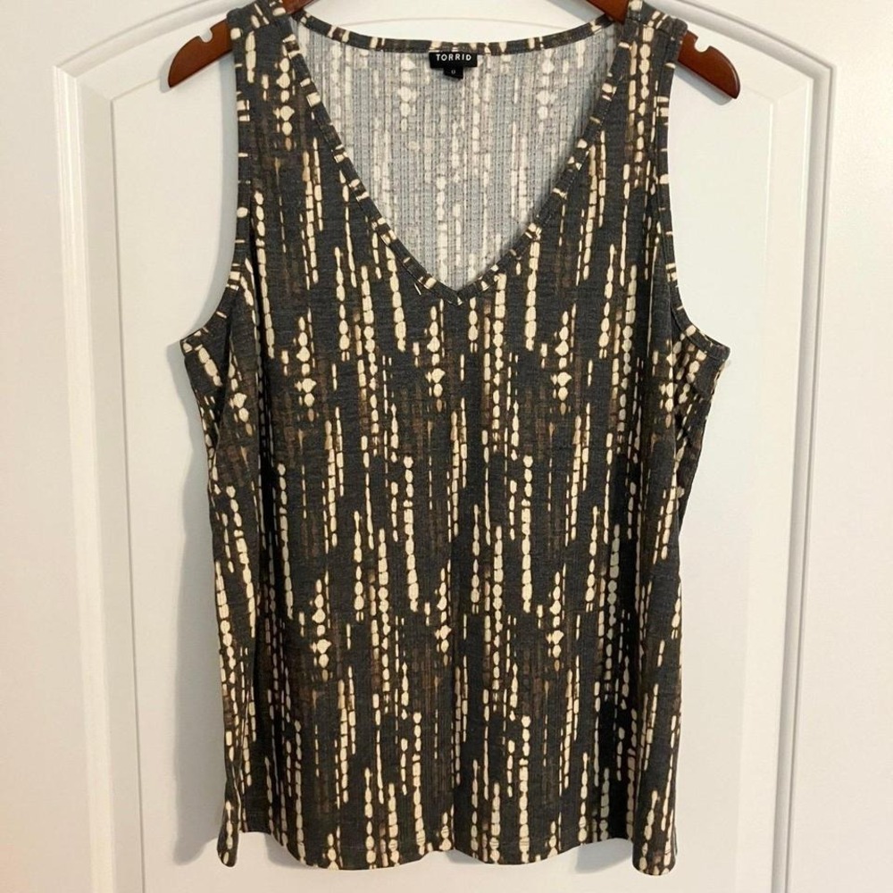 Torrid Shirt Top‎ Size 0- Black Tie-Dye V Neck Macrame- NWOT